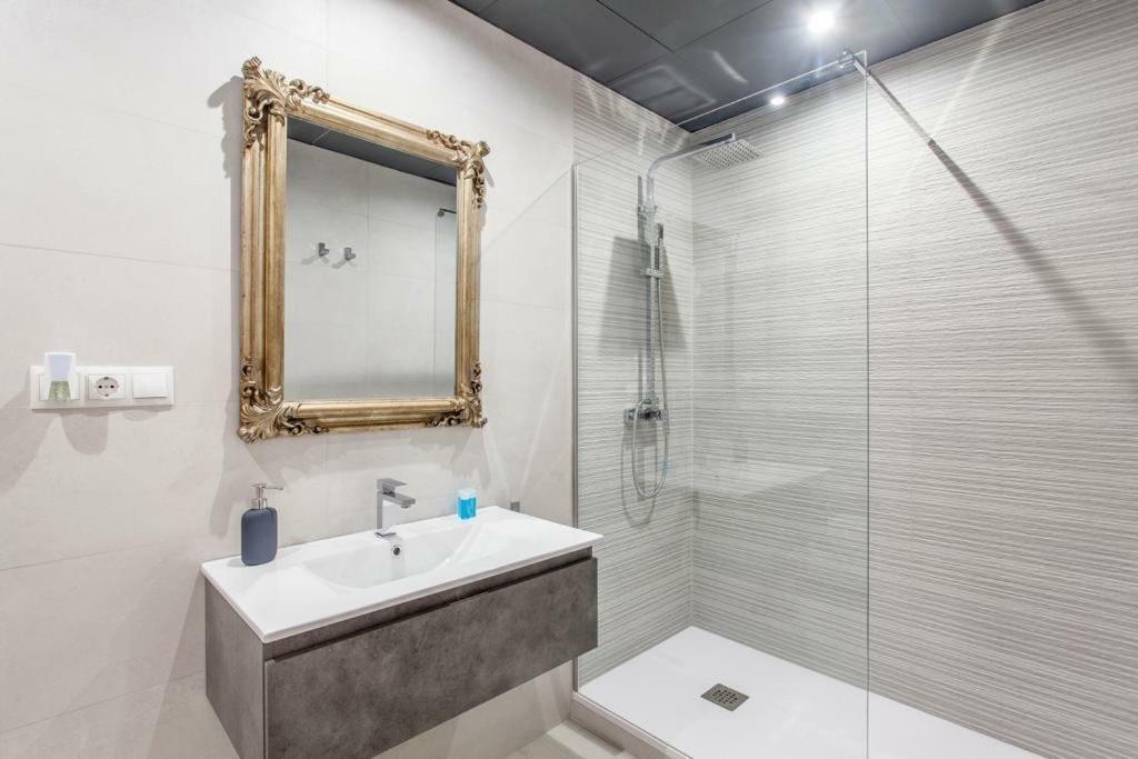 Mediterranean Flats Plaza Redonda Валенсия Екстериор снимка